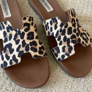 Steve Madden Leopard Flats / Sandals